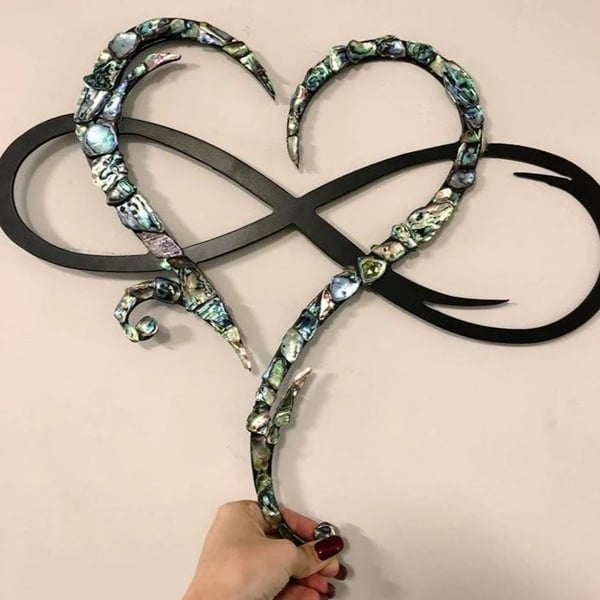 InfinityHeart Wall Decor – Iron Wall Sculpture with Symbol of Eternal Love