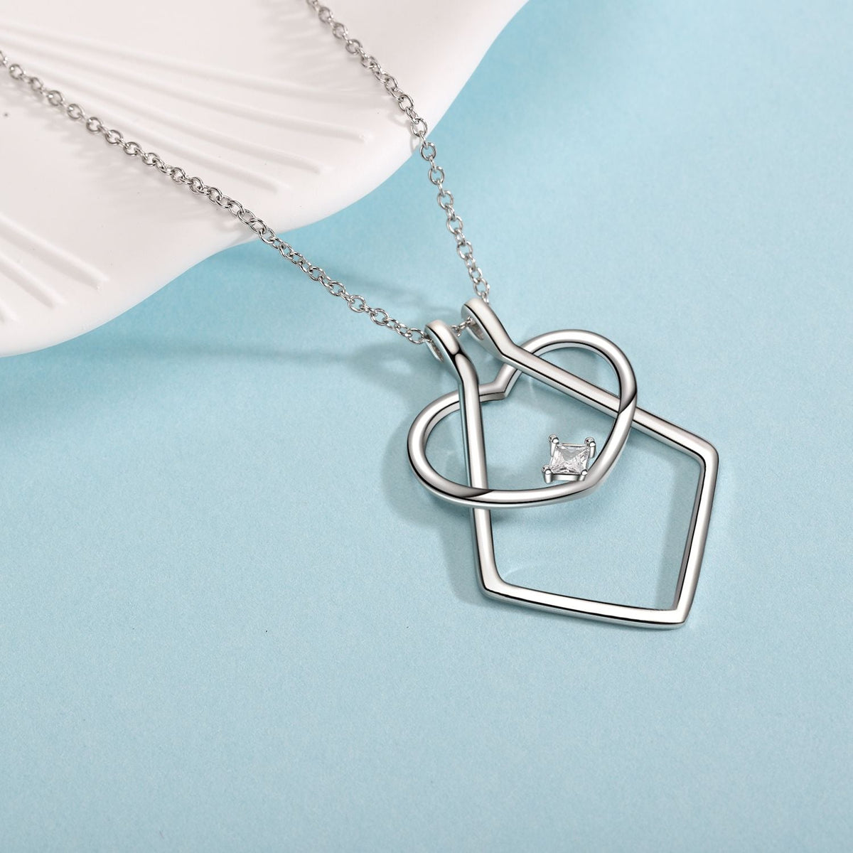 Amelina Heart-Necklace with Ring Holder – Elegance in Full Bloom