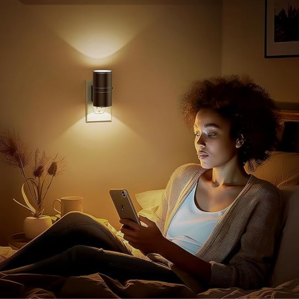 Night light socket with brightness detection and adjustable brightness