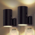 Dimmable LED night light with day/night sensor for pleasant room lighting