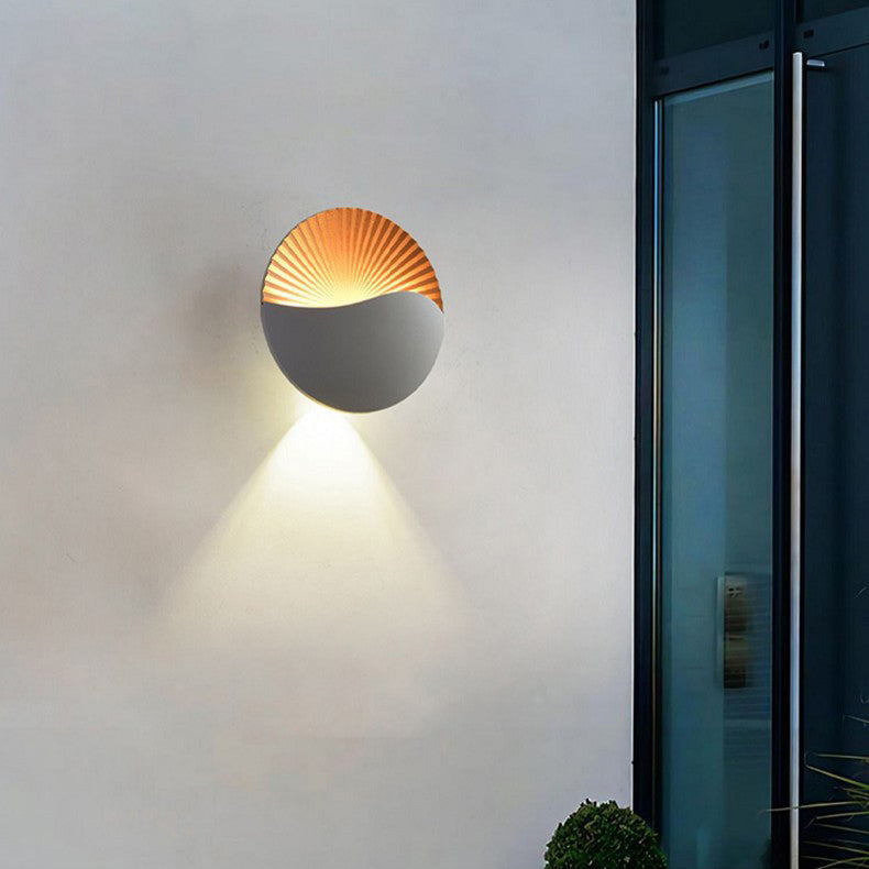 Weatherproof Outdoor LED Lamp with Energy-Efficient Lighting for Gardens and Patios