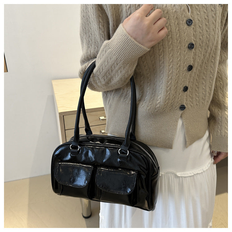 Slim and practical shoulder bag for everyday use