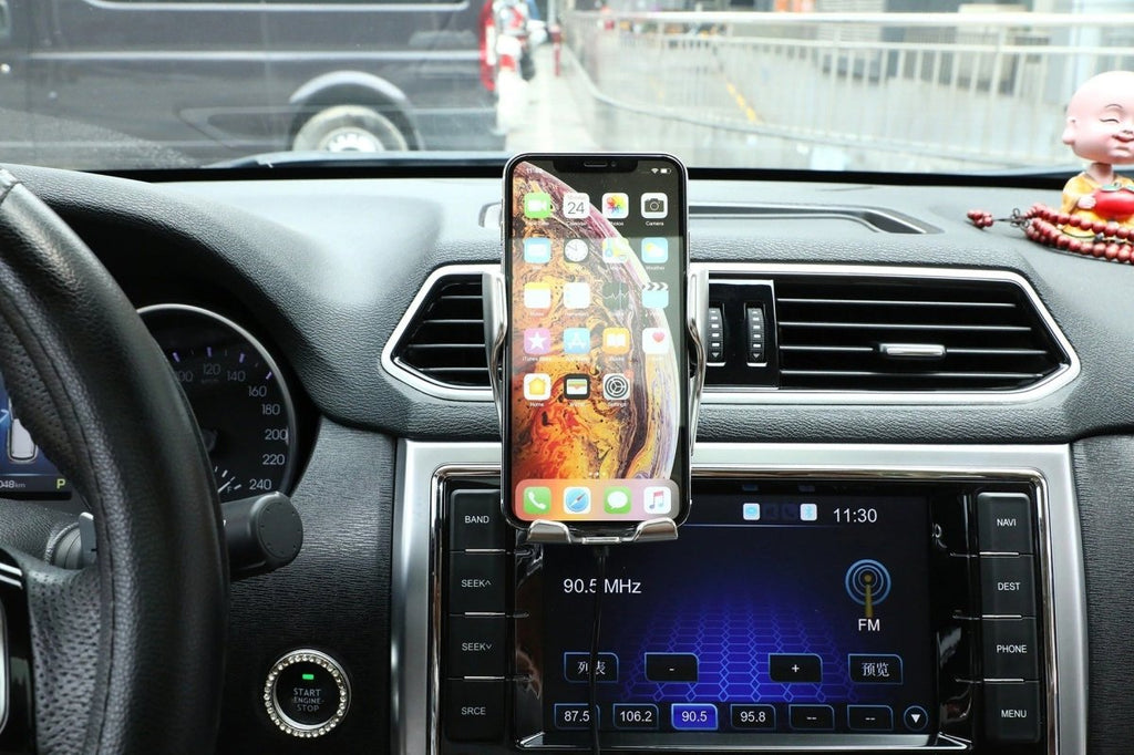 Wireless car mount with automatic clamping and 360° rotation