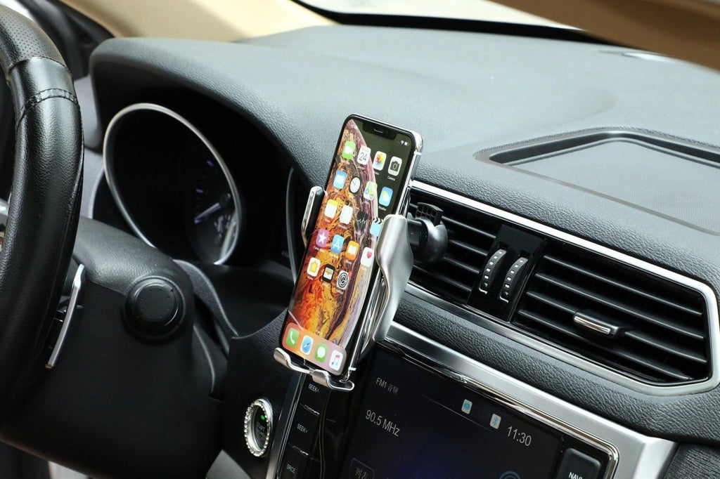 Wireless car mount with automatic clamping and 360° rotation
