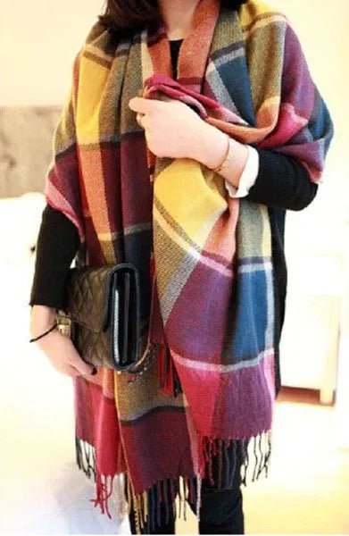 Soft scarf with diamond pattern for timeless style & warm elegance