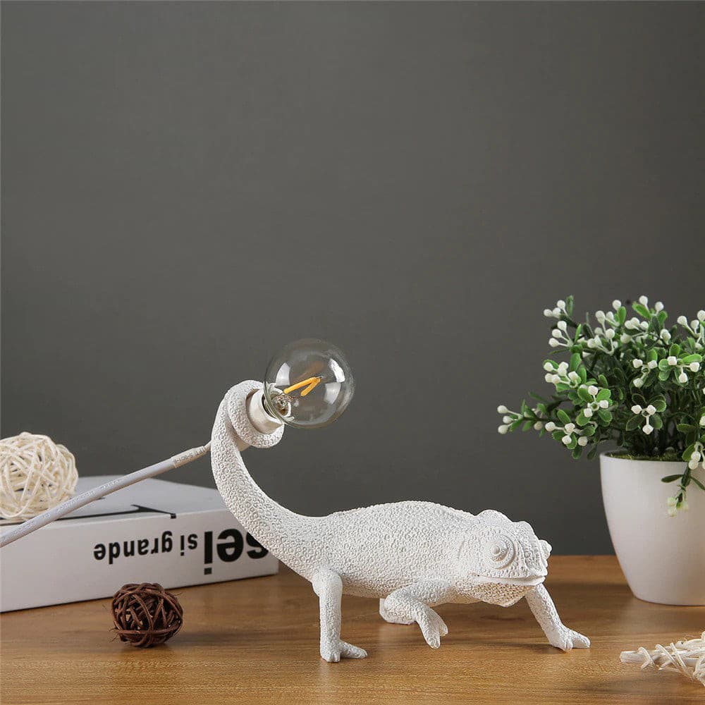 CamouGlow – Resin Table Lamp with Charming Chameleon Detail