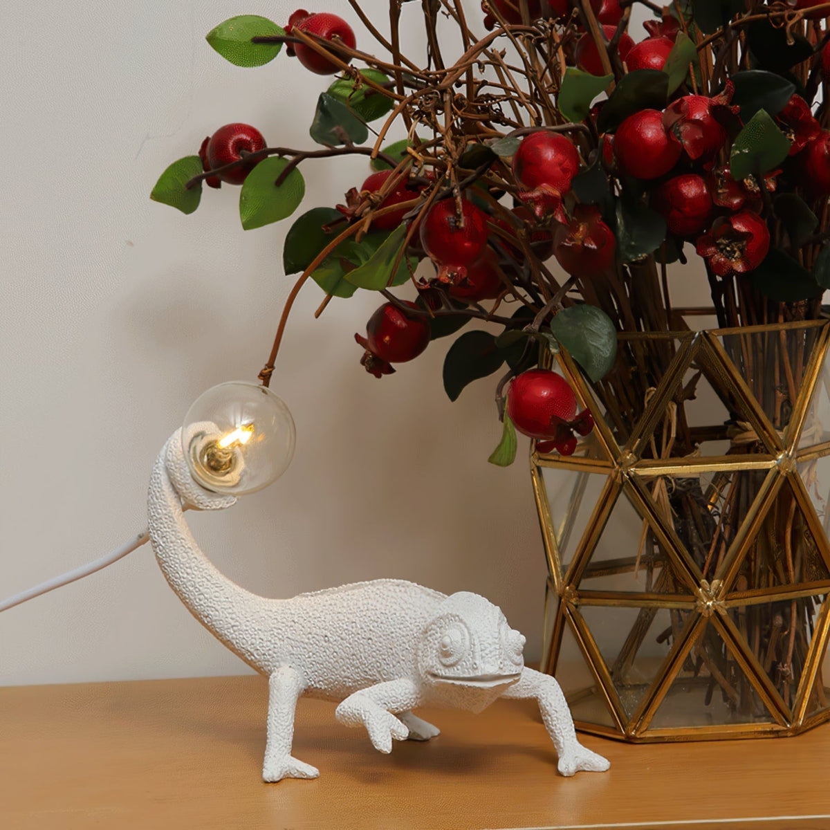 CamouGlow – Resin Table Lamp with Charming Chameleon Detail