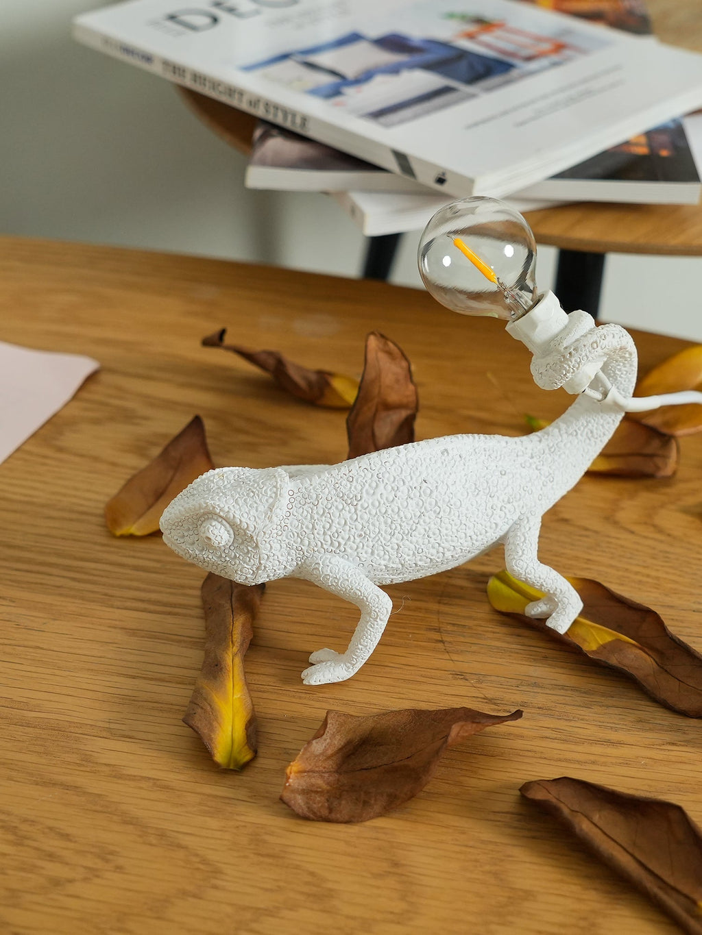 CamouGlow – Resin Table Lamp with Charming Chameleon Detail