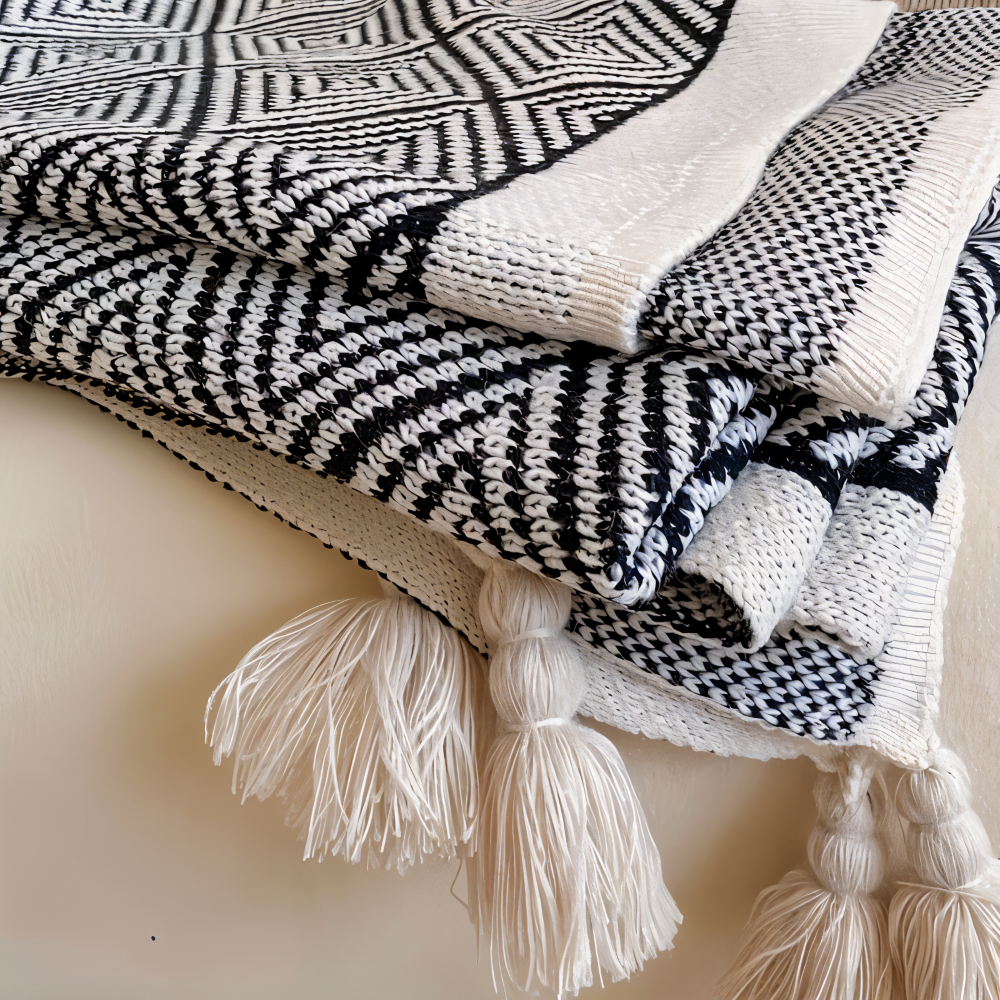 GeoComfort Fleece Blankets – Soft, lightweight polyester with modern print