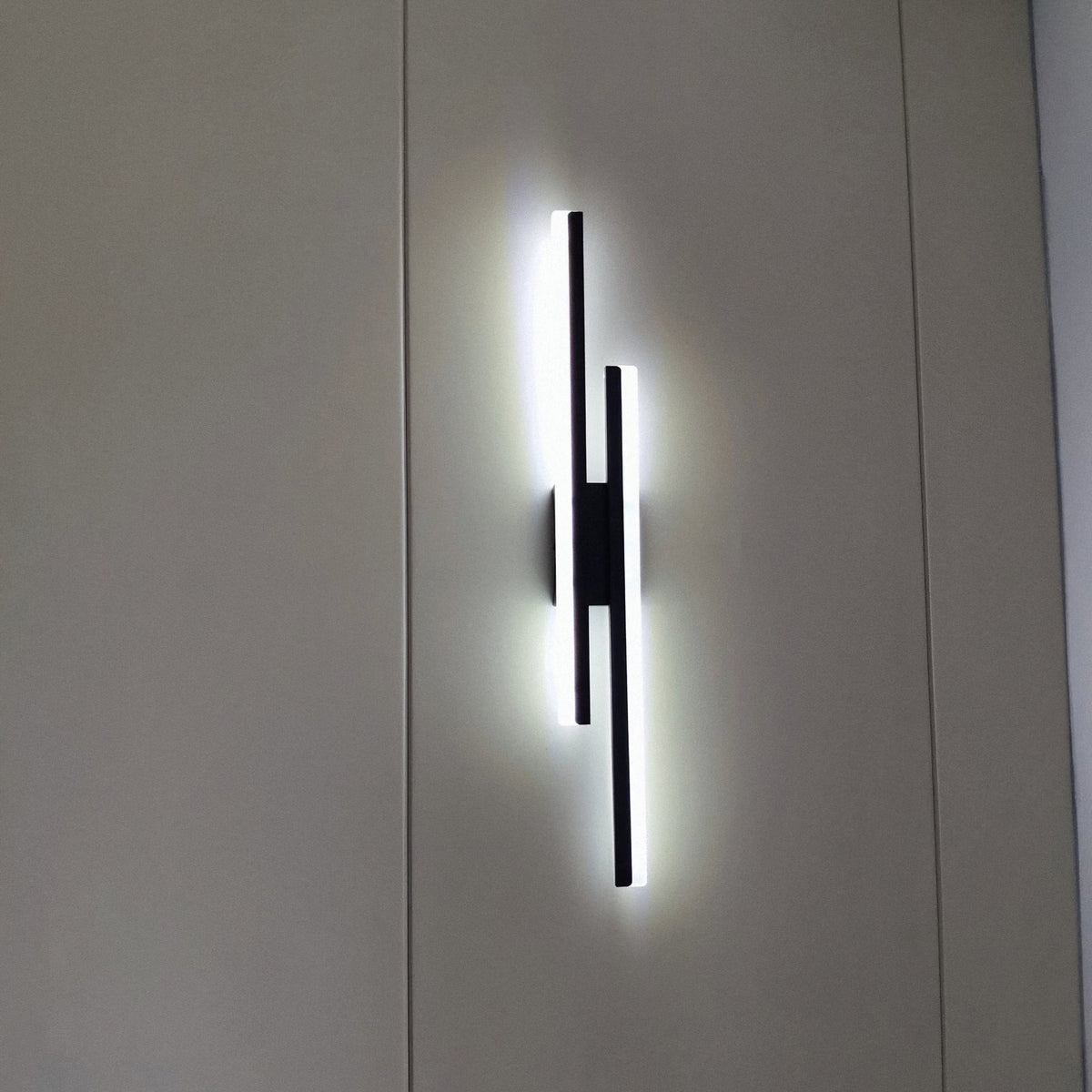 Stylish LED Wall Lamp for Minimalist Spaces