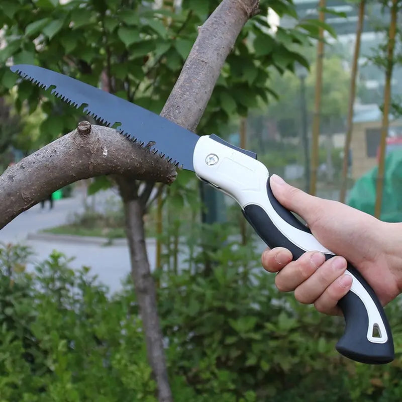 Folding Saw made of Carbon Steel – Fast Cut through Ω Tooth Design