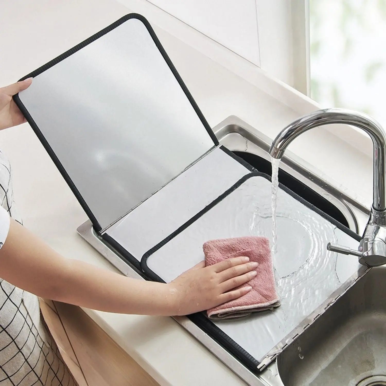Folding splash guard with non-stick coating