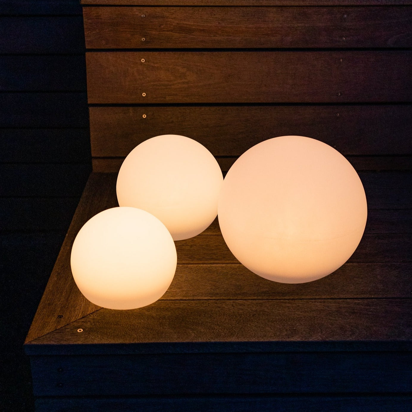 Weatherproof Round LED Garden Light with 16 Colors and Remote Control - Perfect for Garden, Porch & Party