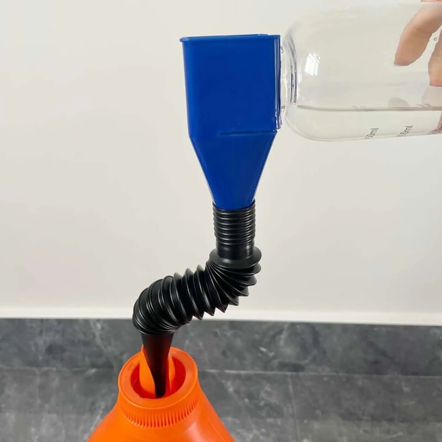 Flexible funnel with wide opening and built-in filter – No more spills!