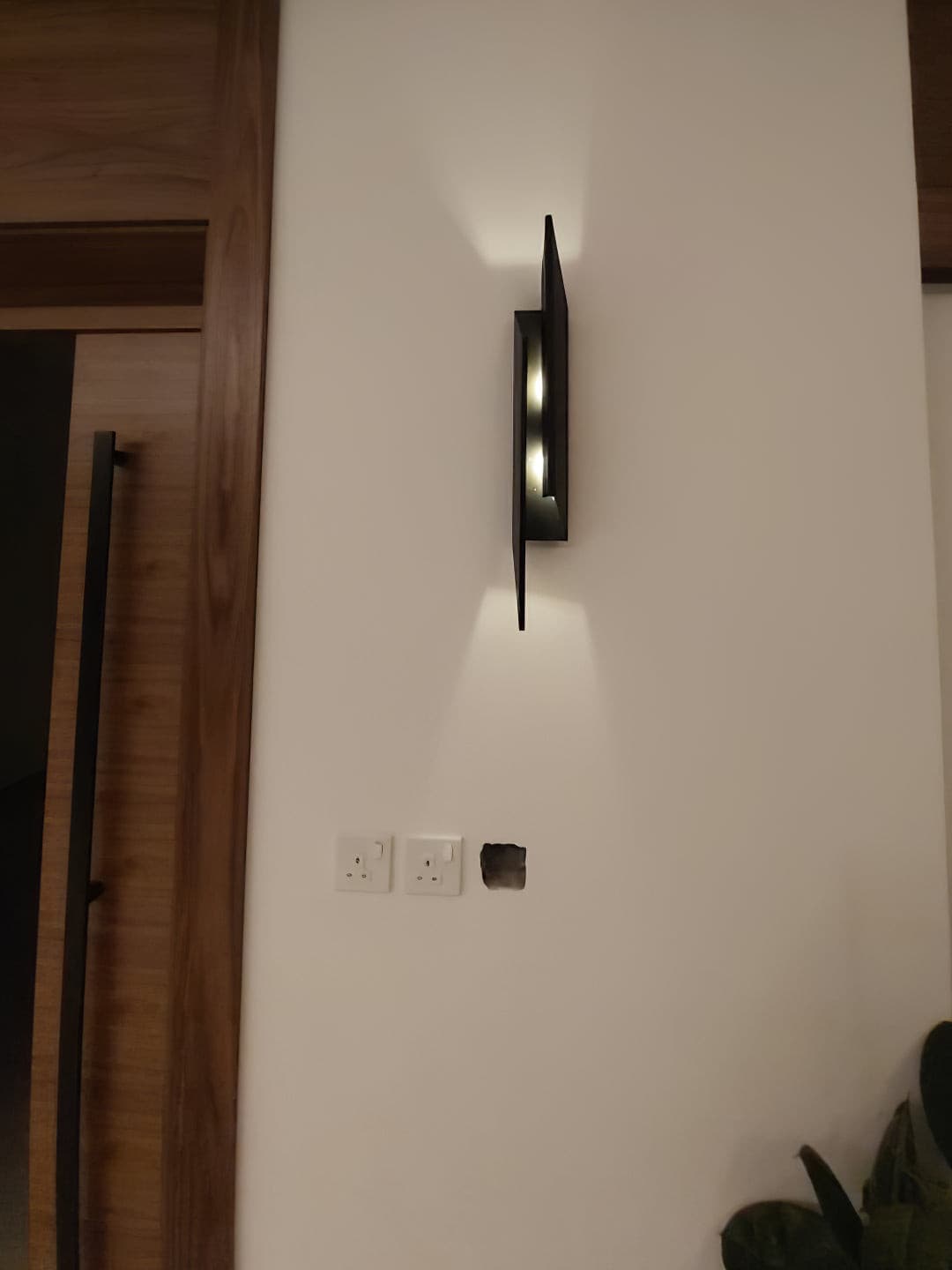 Minimalist Wall Lamp with Design Accent