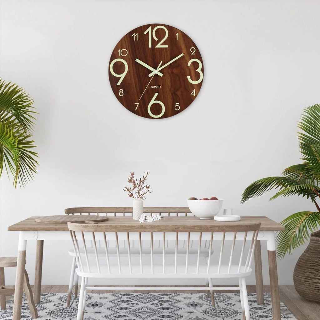 Stylische leuchtende digitale Wanduhr für das Schlafzimmer