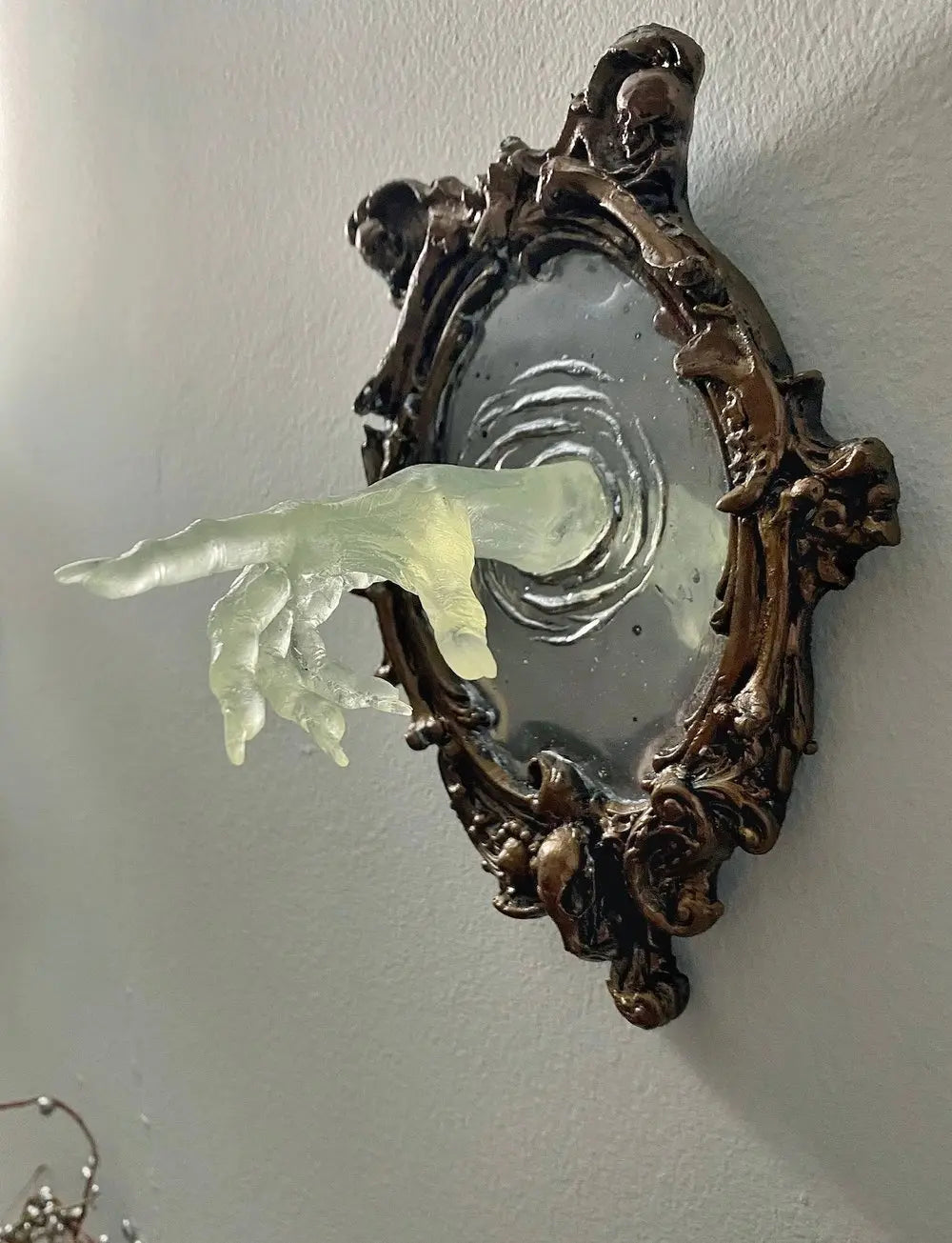 Spirit in the Mirror – Shining 3D wall decoration made of resin for mysterious spaces