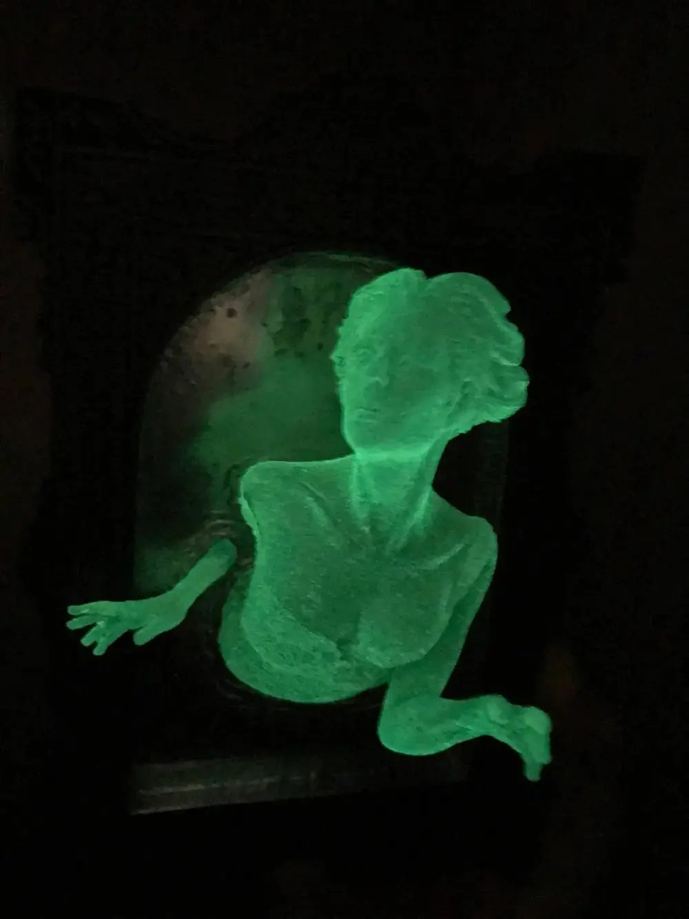 Spirit in the Mirror – Shining 3D wall decoration made of resin for mysterious spaces