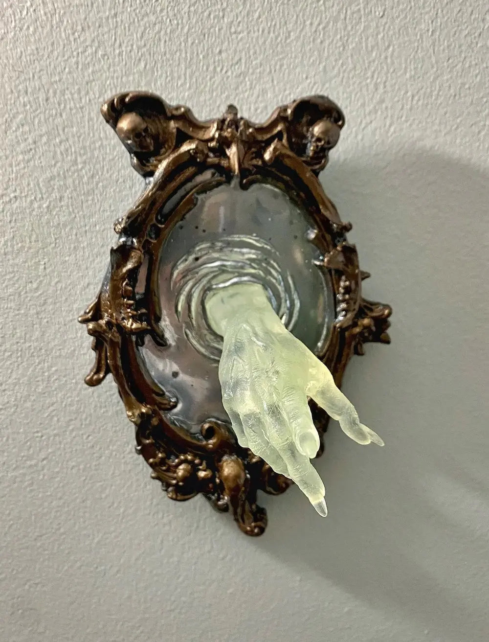 Spirit in the Mirror – Shining 3D wall decoration made of resin for mysterious spaces