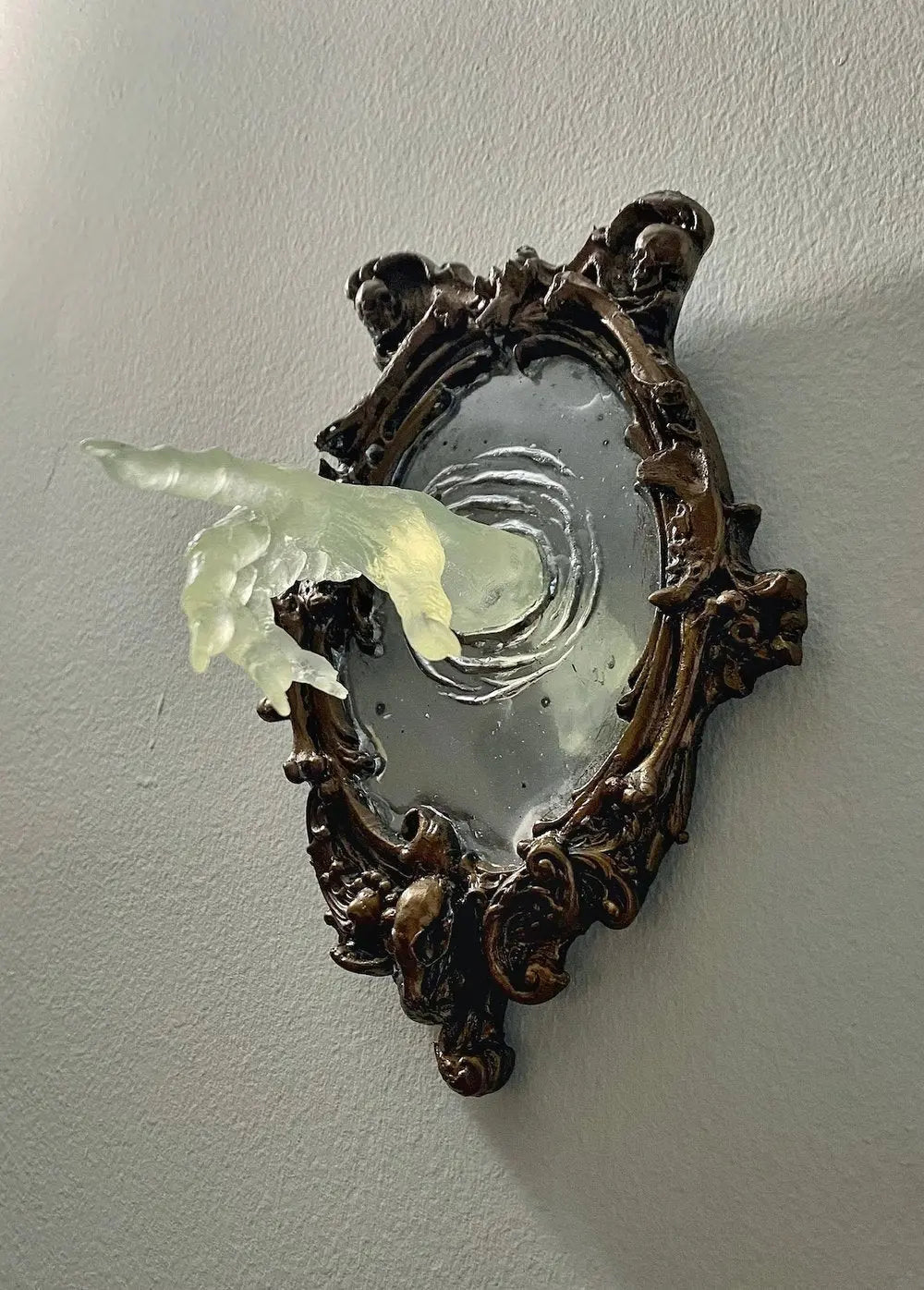 Spirit in the Mirror – Shining 3D wall decoration made of resin for mysterious spaces