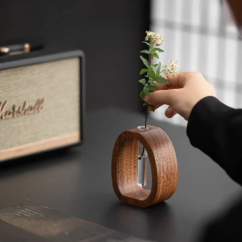 Glass vase made of solid wood – Elegant design for stylish decoration