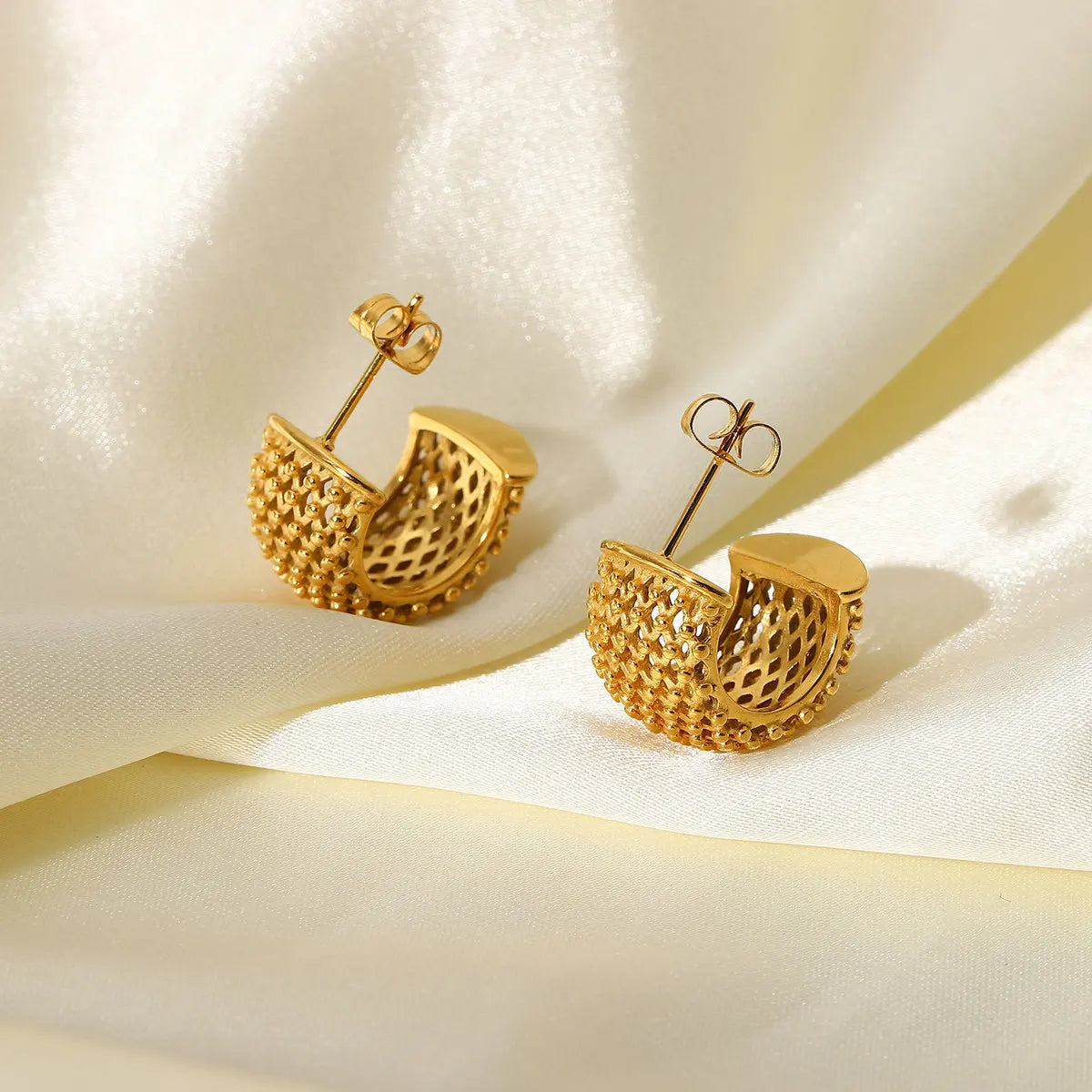 18k Mesh C Hoop Earrings