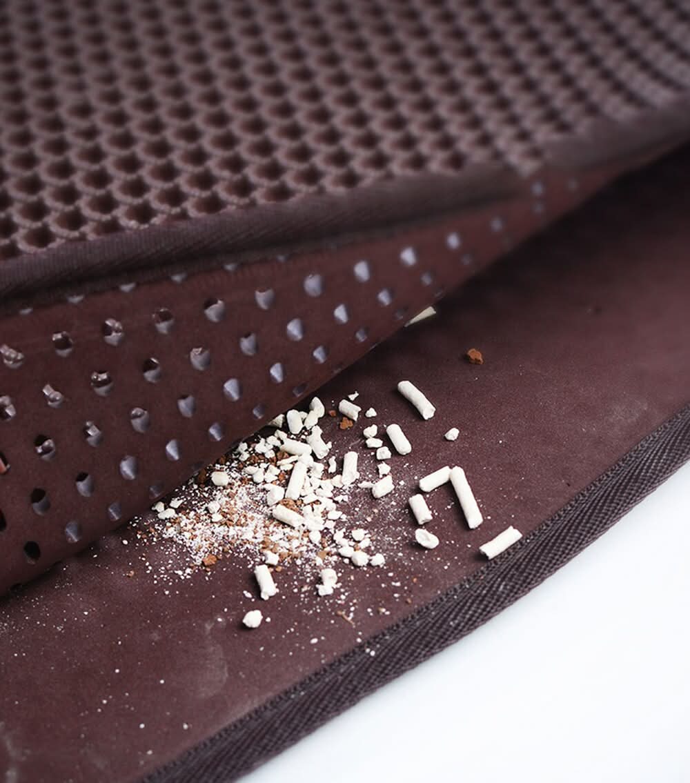 Non-slip mat against cat litter with waterproof underside