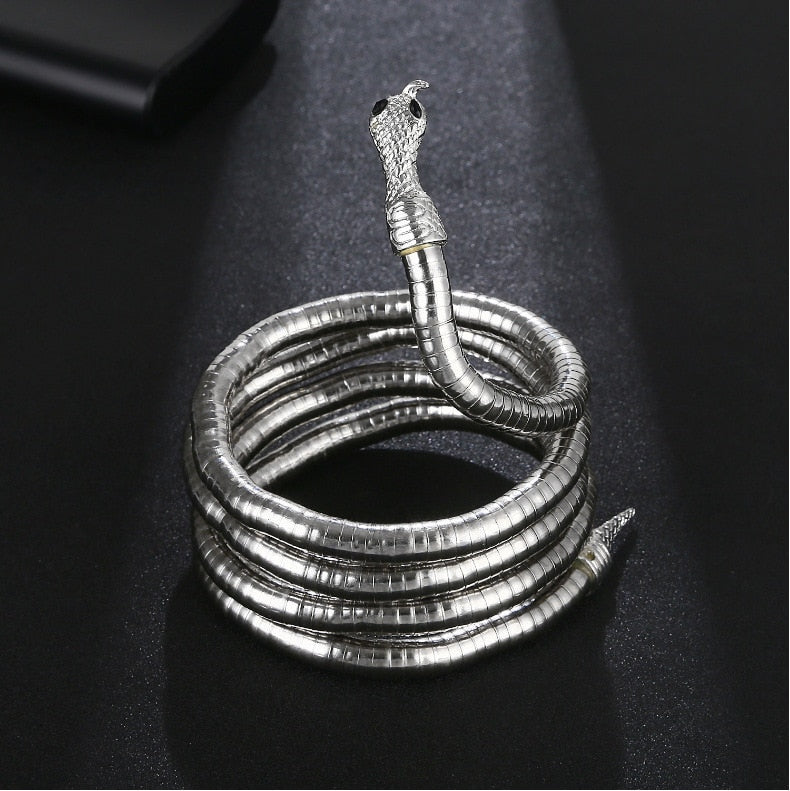 Snake chain - versatile and trendy accessory