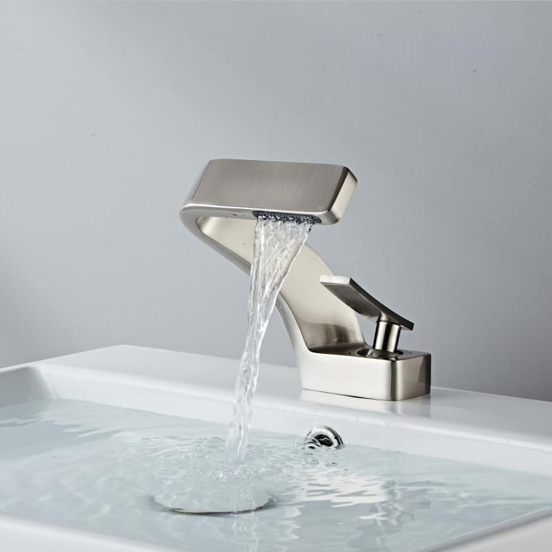 AquaArc Modern Kitchen Faucet
