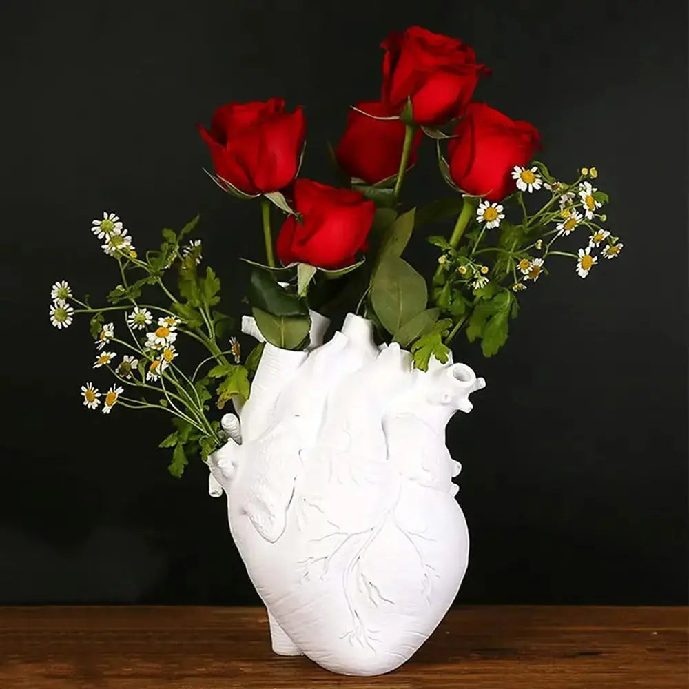 Heart-shaped Resin Art Vase – Elegant, creative flower decoration