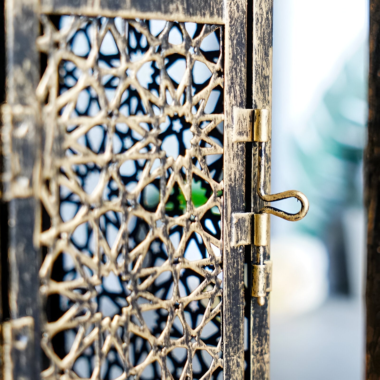 Decorative Iron Candle Holder with Arabesque Pattern