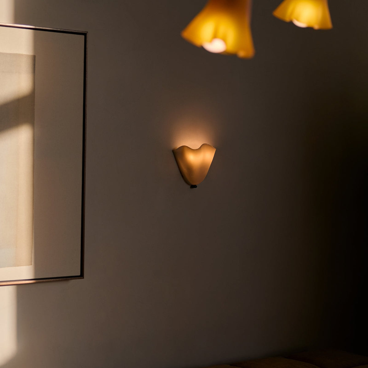 Retro Wall Lamp of Colored Glass in Skirt-Shaped Shell Pattern