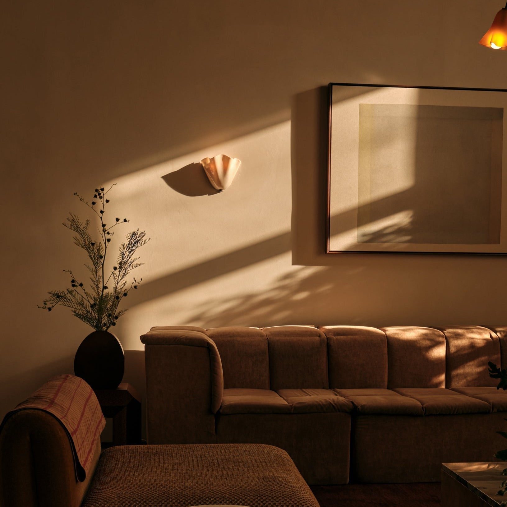 Retro Wall Lamp of Colored Glass in Skirt-Shaped Shell Pattern