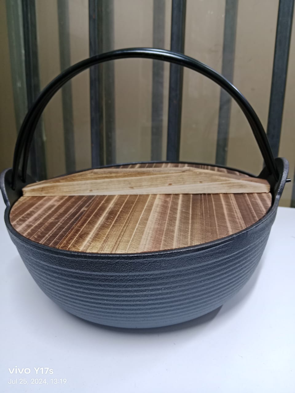 Pre-seasoned pure cast iron wok with flat bottom and wooden lid