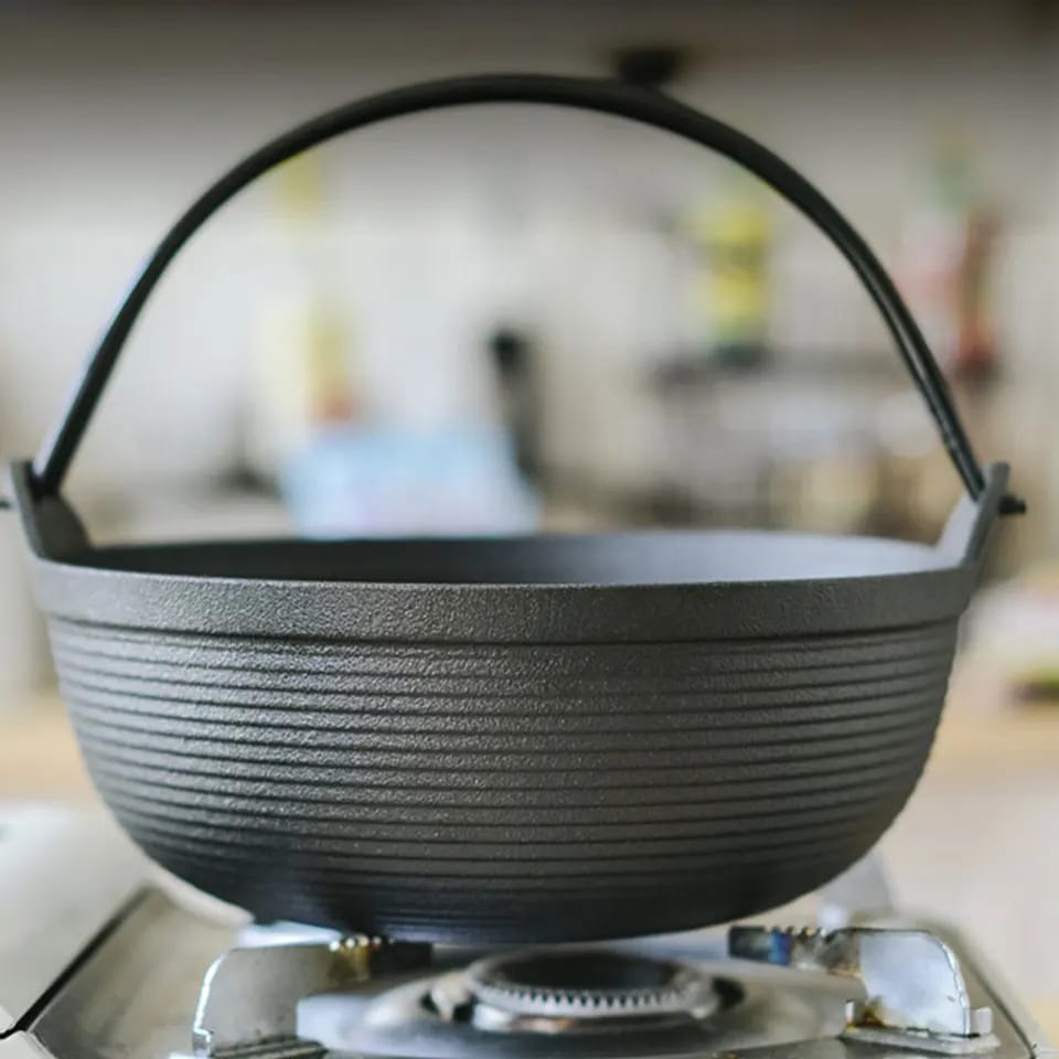 Pre-seasoned pure cast iron wok with flat bottom and wooden lid