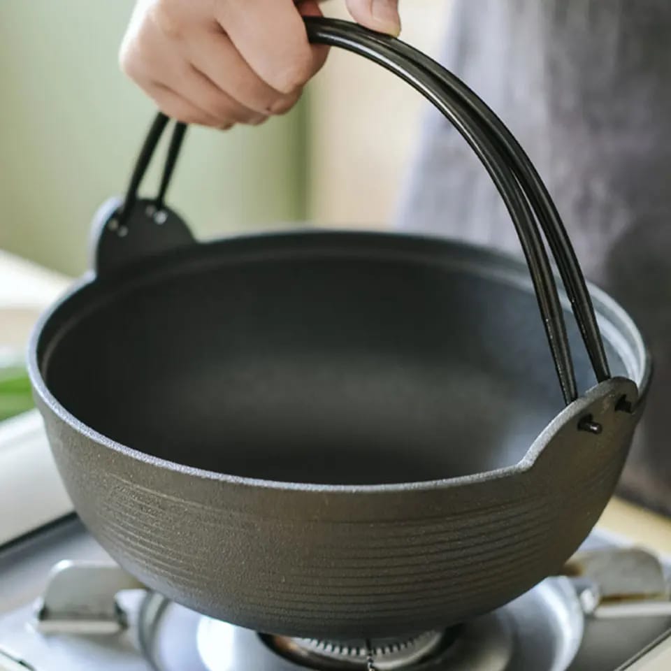 Pre-seasoned pure cast iron wok with flat bottom and wooden lid
