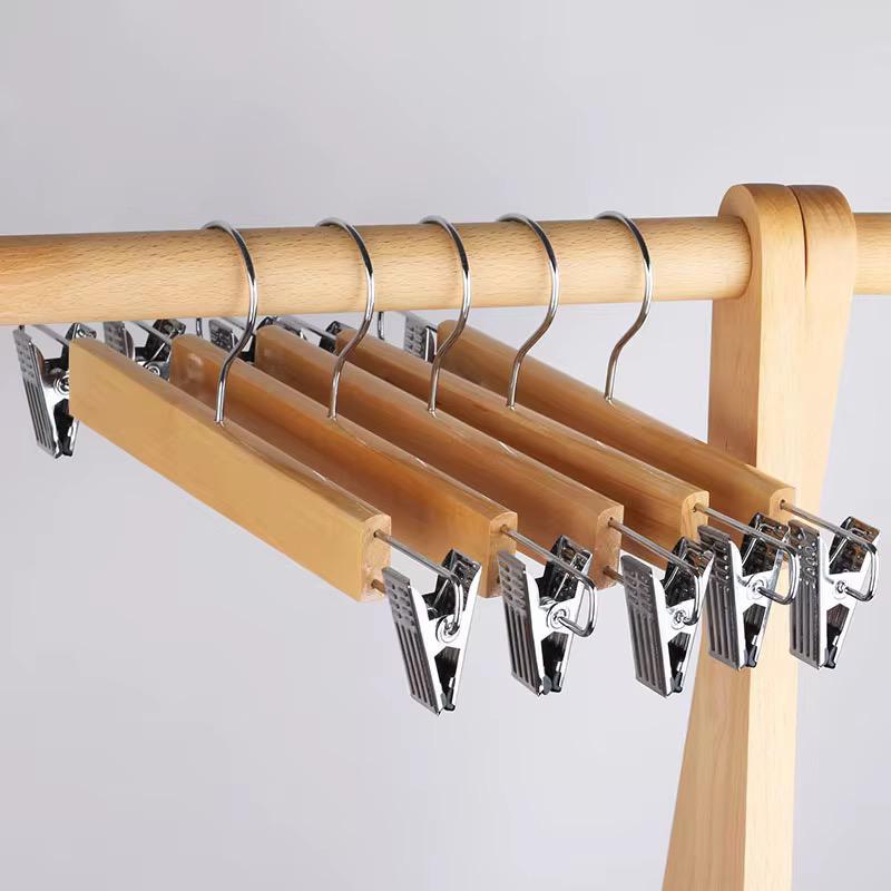 Wooden hangers 10 pieces with clips