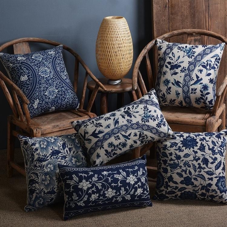 Pillowcase with traditional porcelain pattern made of linen-cotton blend fabric