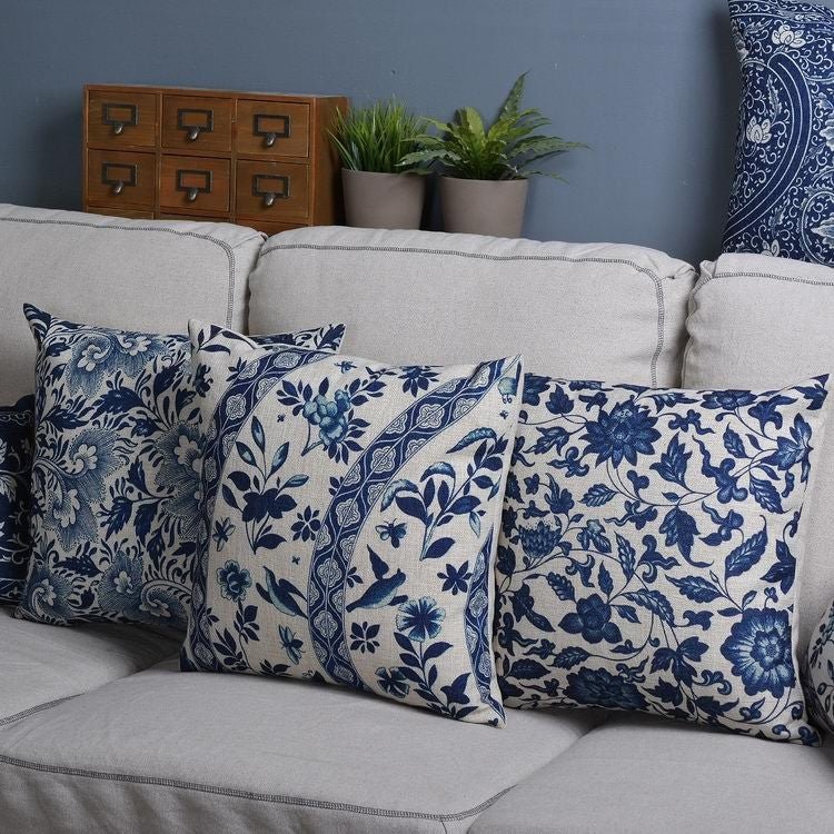 Pillowcase with traditional porcelain pattern made of linen-cotton blend fabric