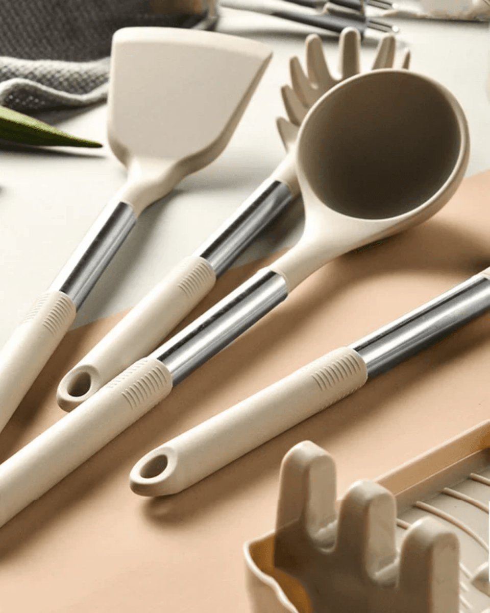 Heat-resistant 11-piece kitchen tool set with wood handle look