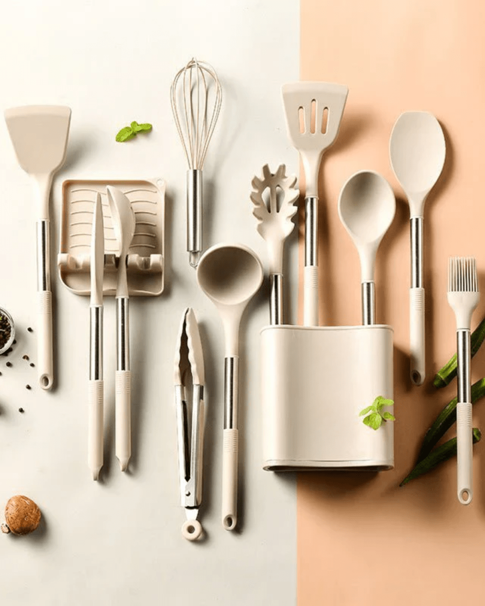 Heat-resistant 11-piece kitchen tool set with wood handle look