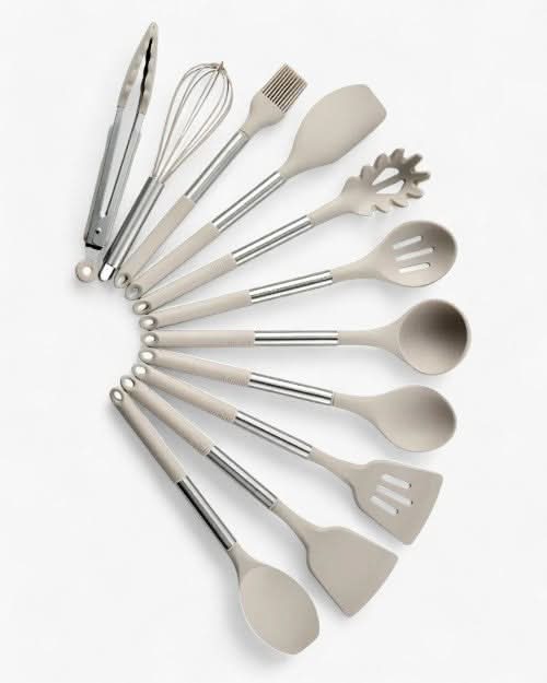 Kitchen utensil set in wood look with soft silicone tips