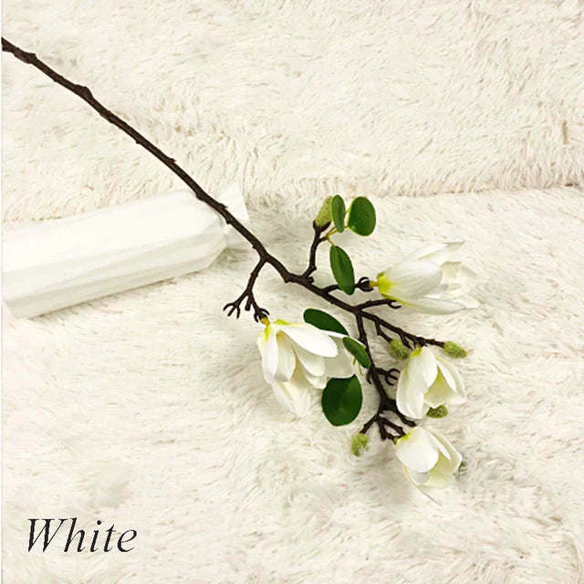 BlijftBloei – Atmospheric Art Branch with Realistic Magnolia Flowers