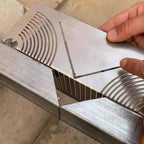 Metalworking measuring and bending aid for precise 90-degree angles