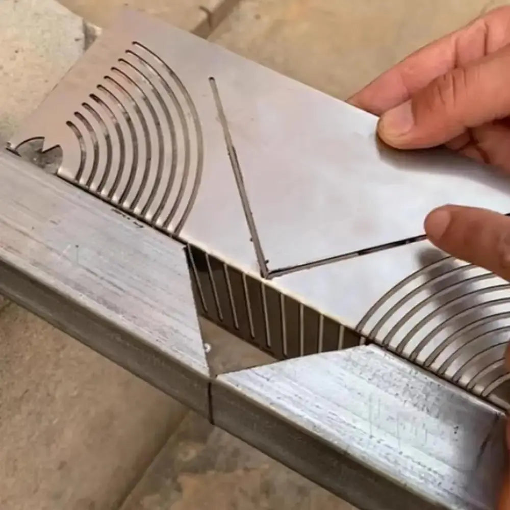 Metalworking measuring and bending aid for precise 90-degree angles