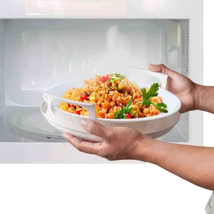Microwave tray with handle – heat pRedection and comfortable serving