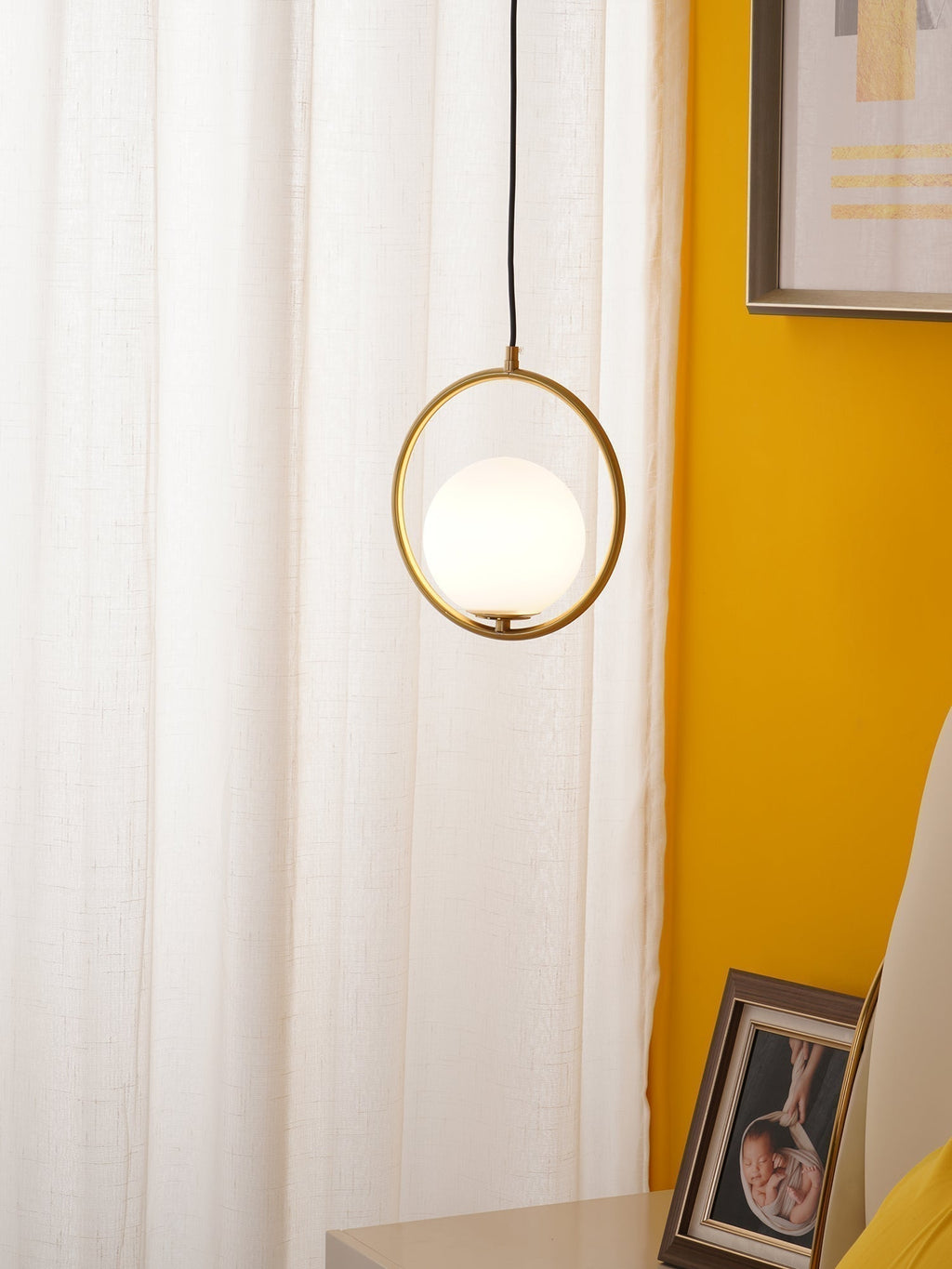 Modern and Elegant Pendant Light - Stylish Hanging Lamp for Indoor Lighting