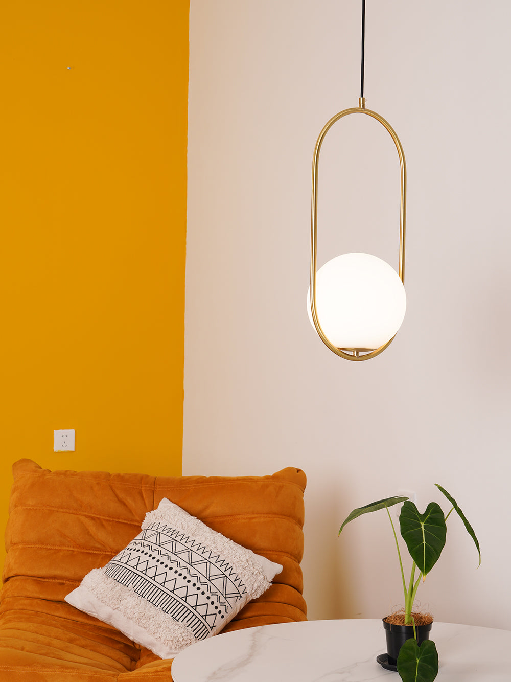 Modern and Elegant Pendant Light - Stylish Hanging Lamp for Indoor Lighting