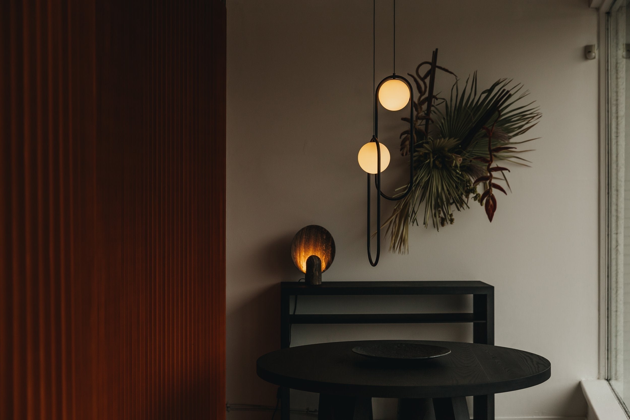 Modern and Elegant Pendant Light - Stylish Hanging Lamp for Indoor Lighting