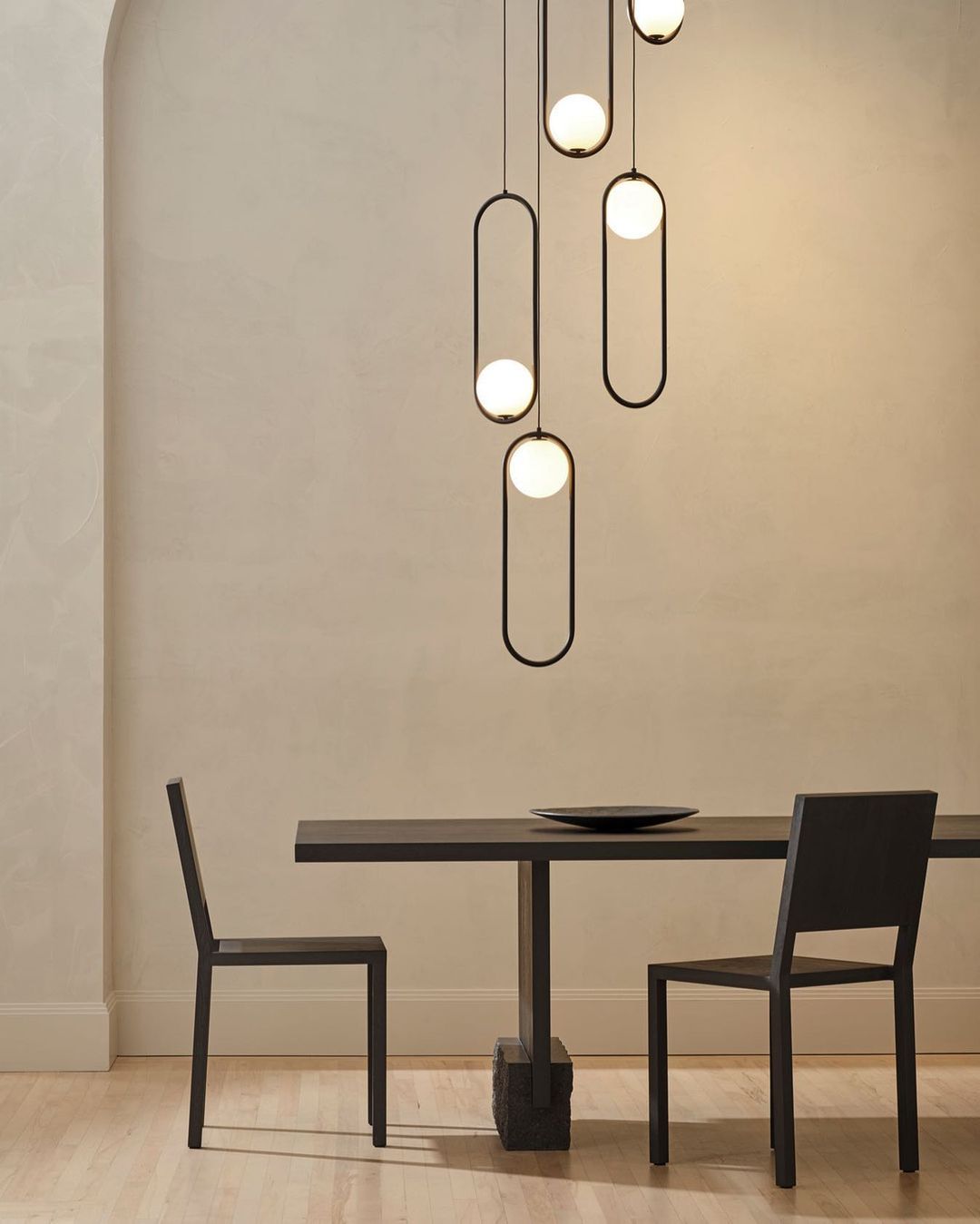 Modern and Elegant Pendant Light - Stylish Hanging Lamp for Indoor Lighting